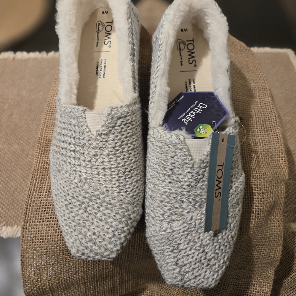 NWT Tom's fuzzy slip ons size 8!